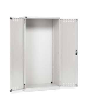 Armadio con porte a battente fessurate