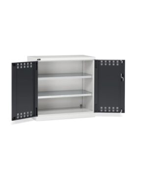 Armadio con porte a battente fessurate