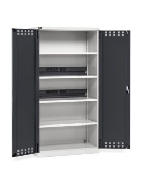 Armadio con porte a battente fessurate