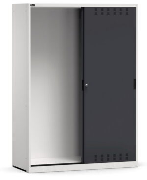 Armadio con porte scorrevoli fessurate