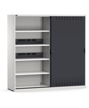 Armadio con porte scorrevoli fessurate