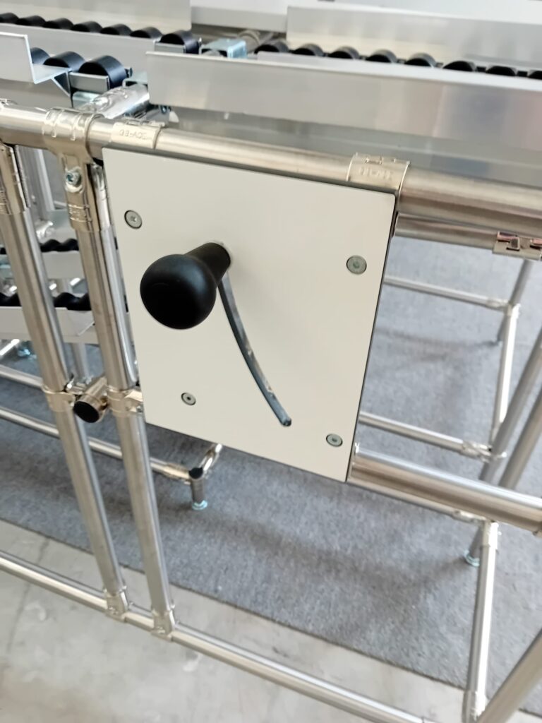 Sistema meccanico di deviazione del flusso su linea di assemblaggio Lean con rulliera.