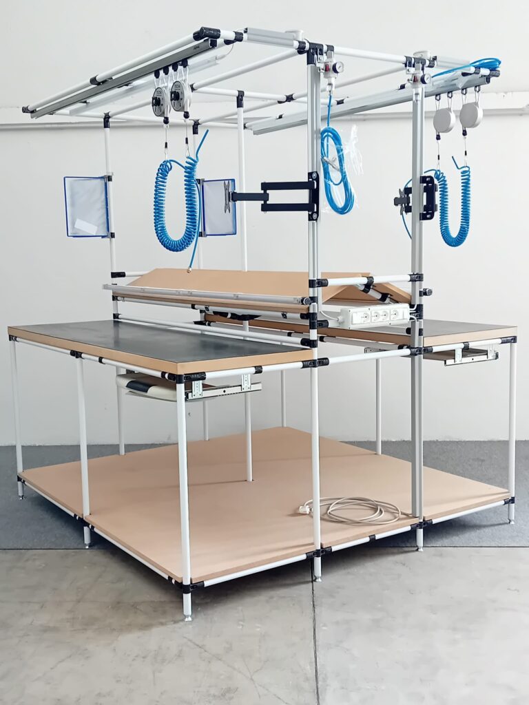 Postazione di lavoro ergonomica modulare con utensili sospesi e aree operative attrezzate