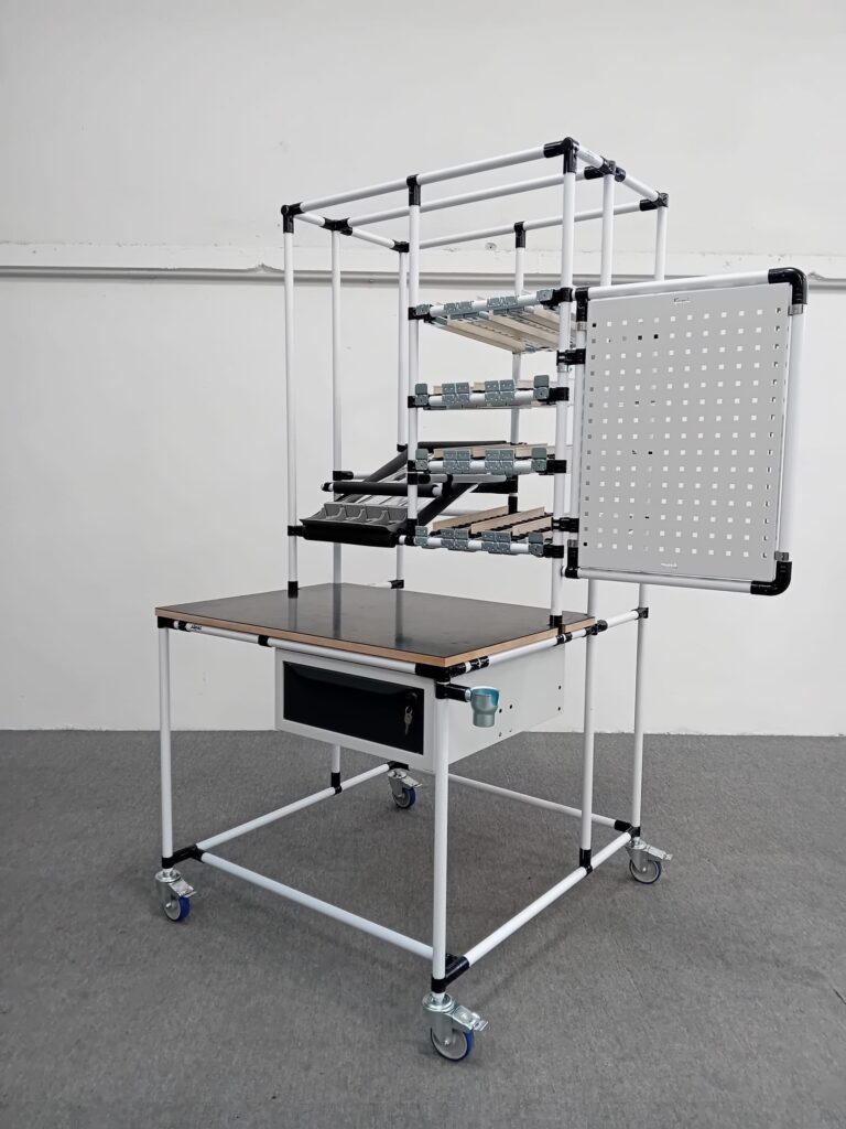 Postazione di lavoro Lean modulare in sistema tubolare con rulliere e pannello portautensili
