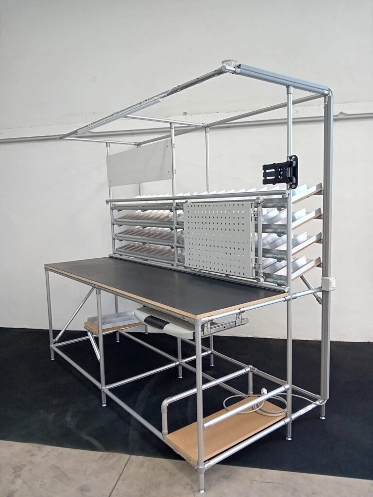 Postazione Lean in sistema tubolare con rulliere per la gestione del flusso dei materiali